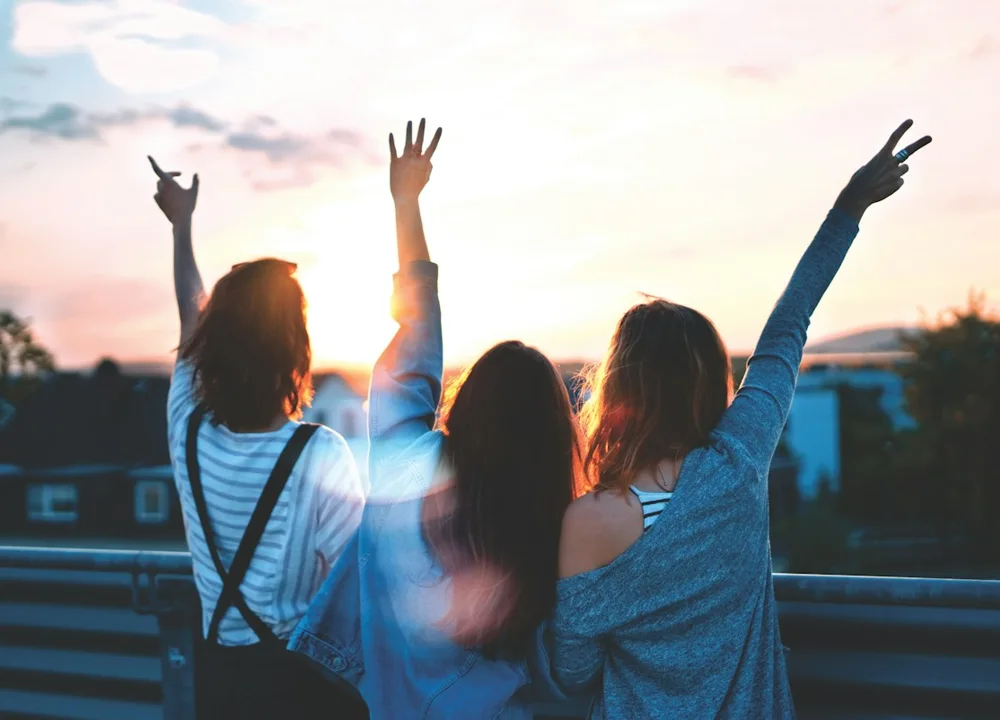 Pessoas sentadas próximas em um momento de convivência