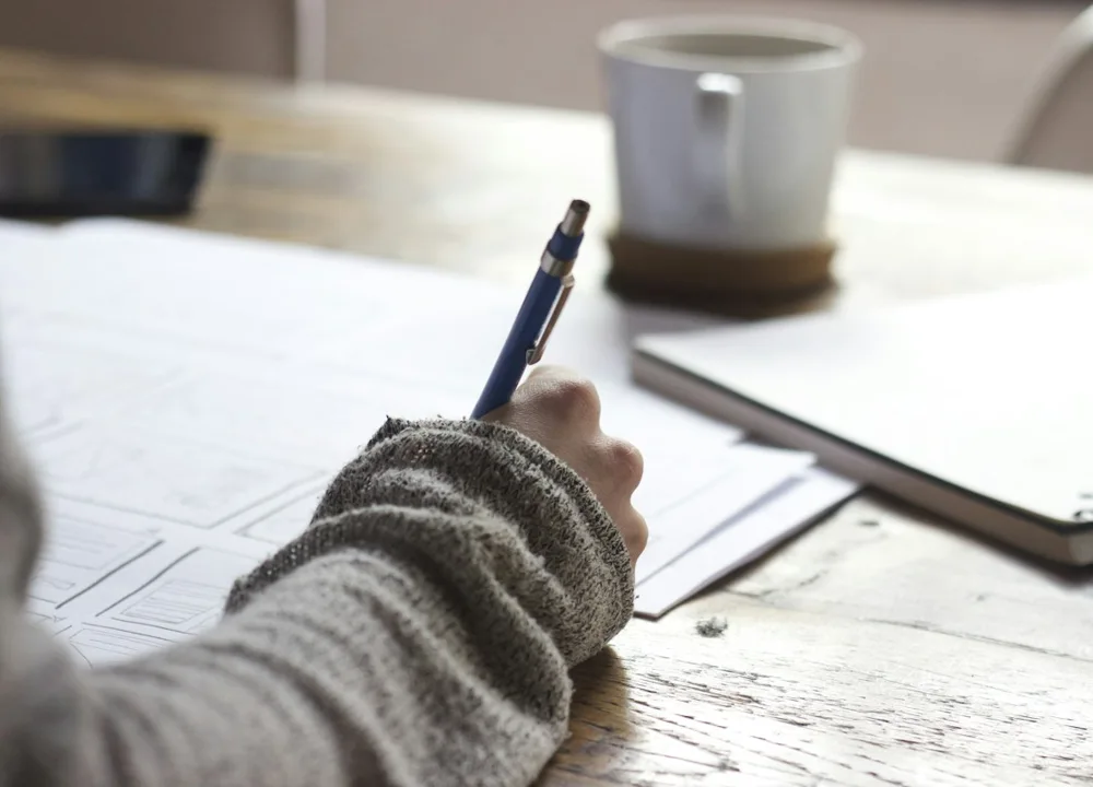 Materiais de estudo e anotações organizados em uma mesa