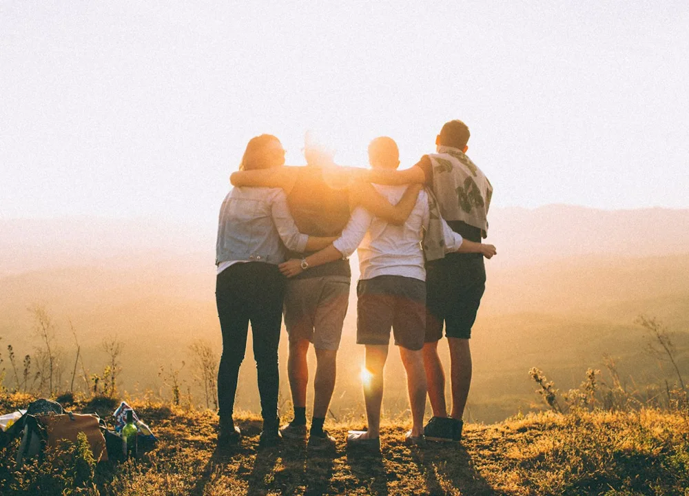 Família reunida ao ar livre em um momento de convivência